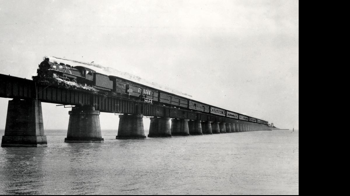 
El tren de Henry Flagler cruza el viejo puente de las Siete Millas cerca de cayo Marathon en esta imagen de archivo. La vía férrea fue destruida por un huracán en 1935.
