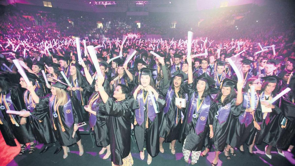 Miles de estudiantes del Miami Dade College celebran su graduación el 5 de mayo de 2018, en el Watsco Center de la Universidad de Miami. MDC, uno de los colegios comunitarios más grandes del país, volverá a celebrar en persona las ceremonias de graduación en la primavera de 2021, después de cancelar algunas ceremonias por la pandemia del coronavirus.