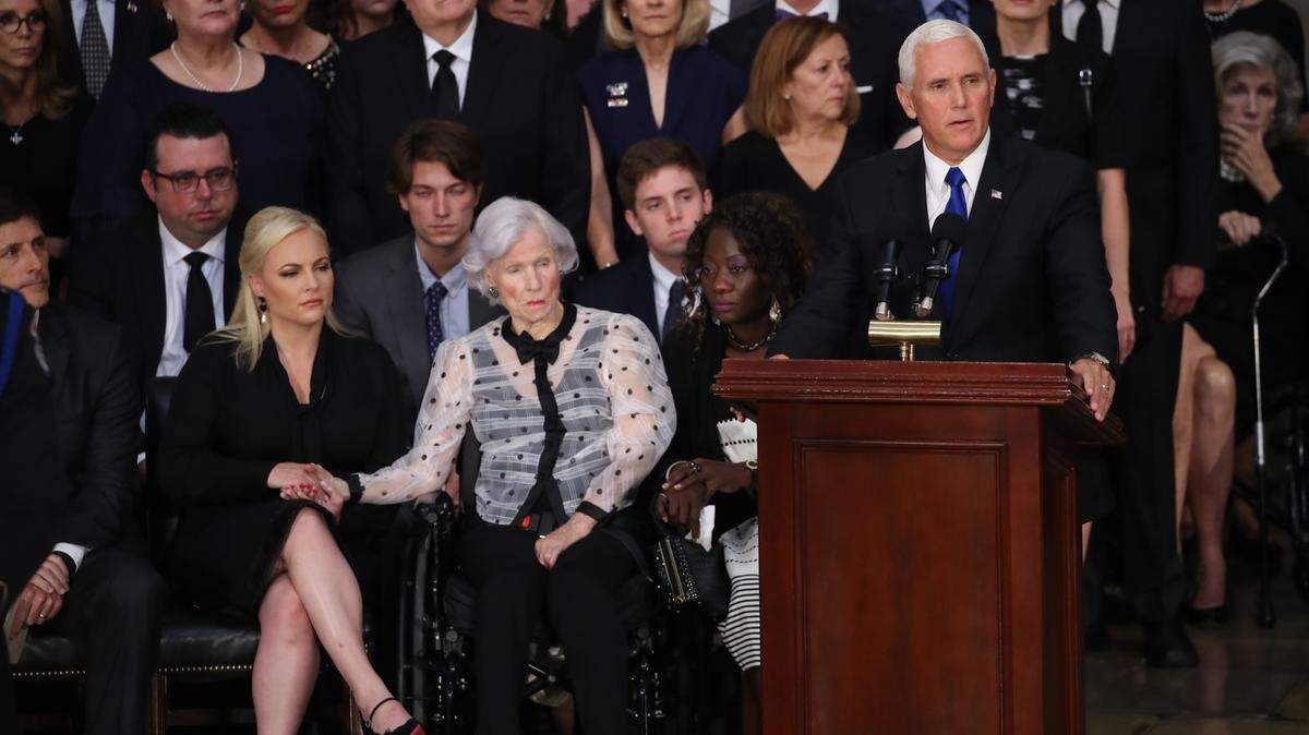 El vicepresidente Mike Pence rinde tributo a John McCain durante el funeral del senador, el 31 de agosto en Washington. A la izquierda están Meghan y Roberta McCain, hija y madre del ex legislador.