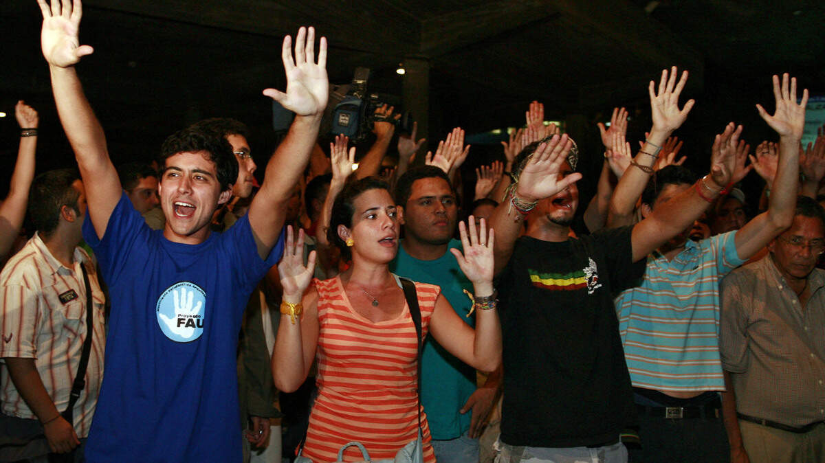 Un grupo de estudiantes celebra la victoria en las elecciones a la Federación de Centros Universitarios de la Universidad Central de Venezuela, el 18 de noviembre del 2007, en Caracas. La coalición estudiantil derrotó al partido que apoyaba al fallecido presidente Hugo Chávez.