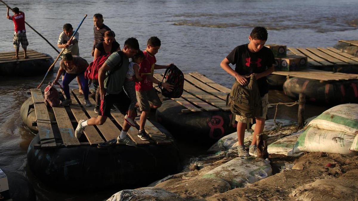 Un grupo de inmigrantes que salieron de Guatemala desembarcan de una balsa el martes, 18 de junio de 2019, en Ciudad Hidalgo, México.