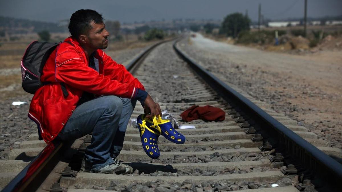 El guatemalteco Mario Vázquez Santiago espera un tren rumbo norte en las afueras de Ciudad de México. El presidente de EEUU, Donald Trump, firmó el miércoles dos órdenes ejecutivas para iniciar la construcción de un muro en la frontera con México.