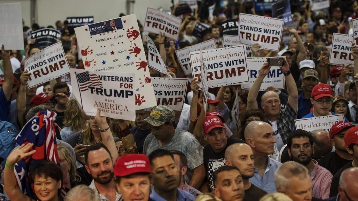Simpatizantes del candidato republicano Donald Trump participan en un evento de campaña celebrado el jueves pasado en el Centro de Convenciones de San José, en California.
