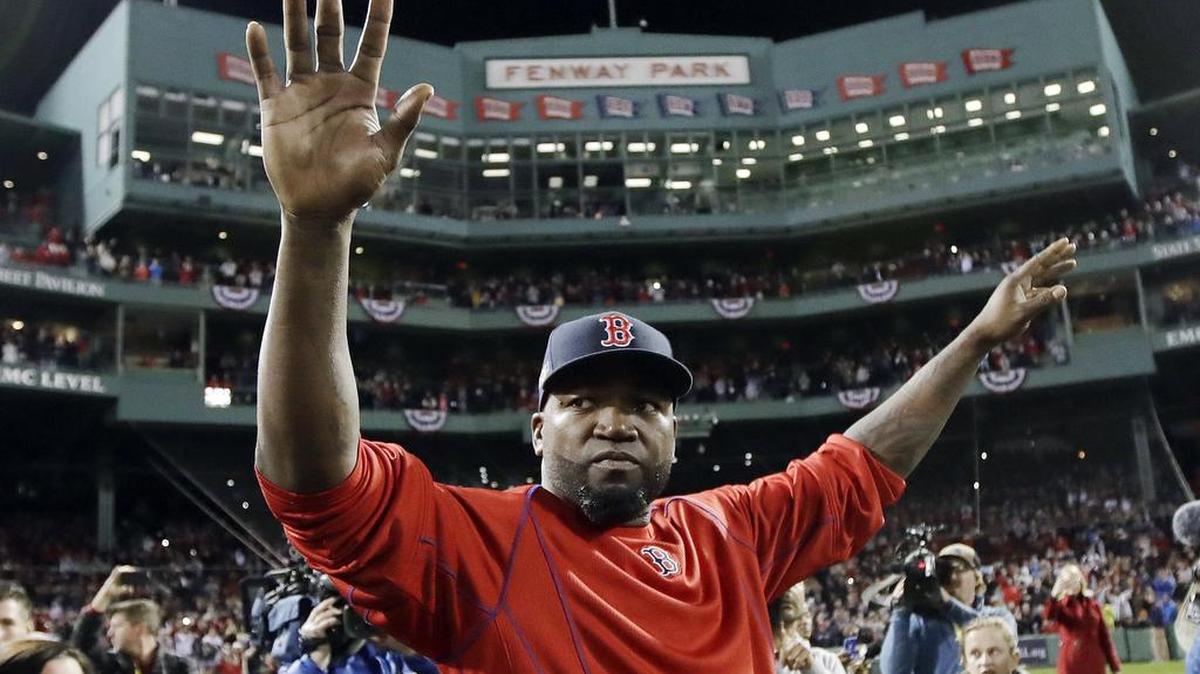 David Ortiz, estrella de los Medias Rojas de Boston, saluda a los fanáticos el 10 de octubre de 2016, en Fenway Park. Ortiz sobrevivió un atentado en su país natal, República Dominicana.