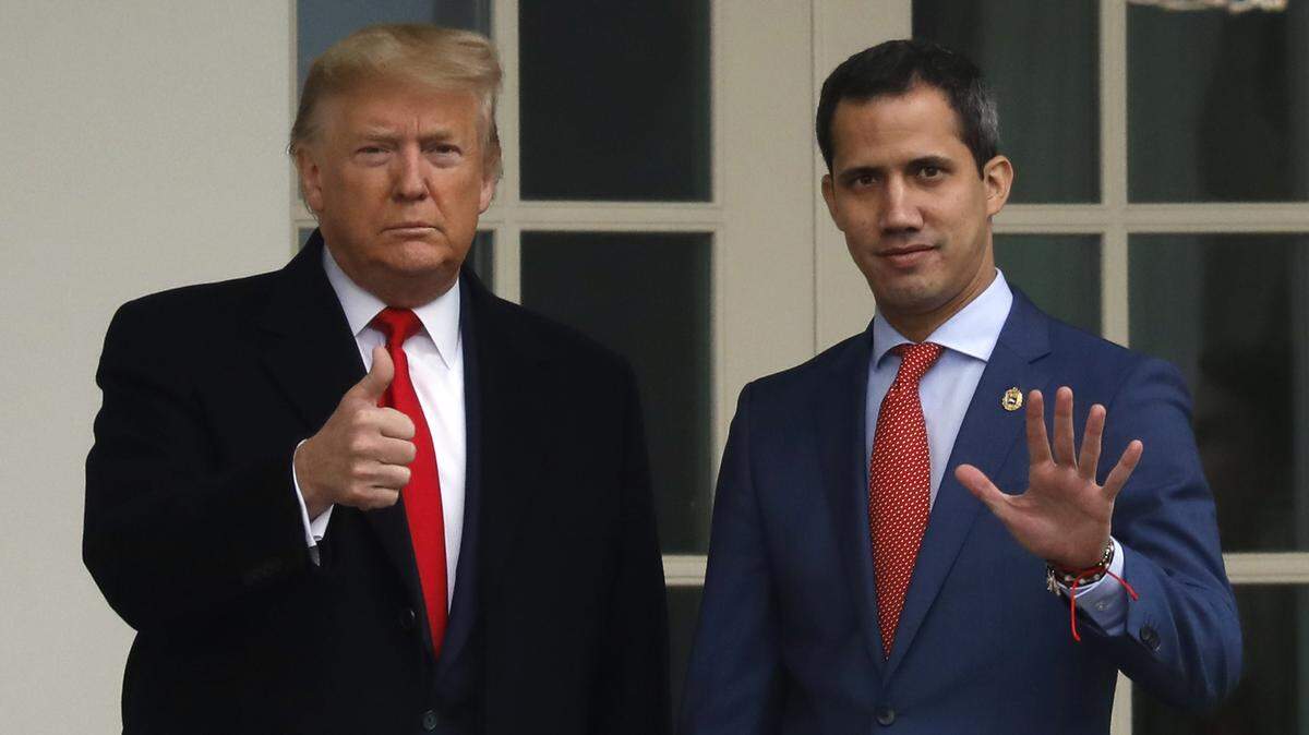 El presidente de Estados Unidos, Donald Trump, y el presidente interino de Venezuela, Juan Guaidó, saludan a la prensa antes de su reunión en la Oficina Oval de la Casa Blanca, el 5 de febrero de 2020, en Washington D.C.