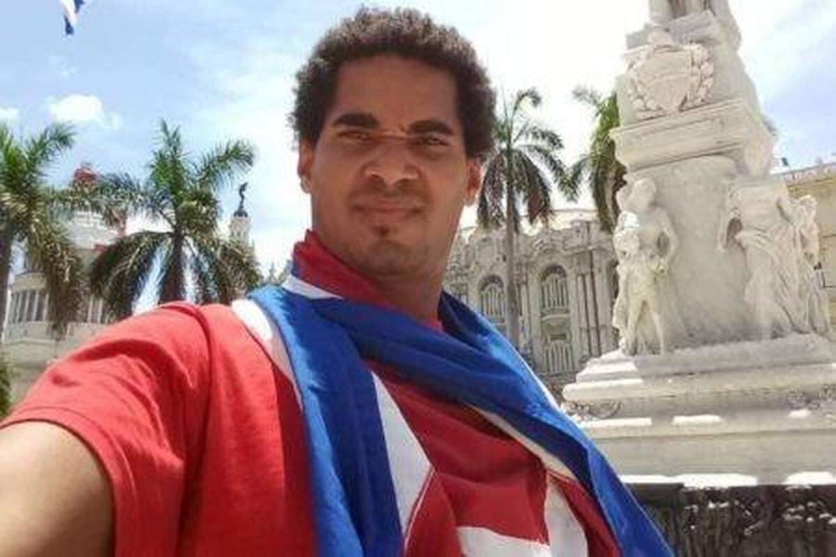The visual artist Luis Manuel Otero Alcántara is the main organizer of the San Isidro Movement in Havana, Cuba, a group of artists that demands greater freedoms on the island. In the photo, Otero presents his work “The flag belongs to all of us.”