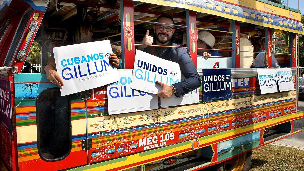 Una colorida “chiva” colombiana transporta a seguidores del candidato demócrata a la gobernación de Florida, Andrew Gillum, quien hizo campaña el jueves en su pueblo natal, Richmond Heights, al sur de Miami.