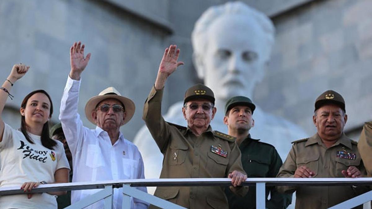 Raúl Castro (centro) en la Plaza de la Revolución de La Habana.