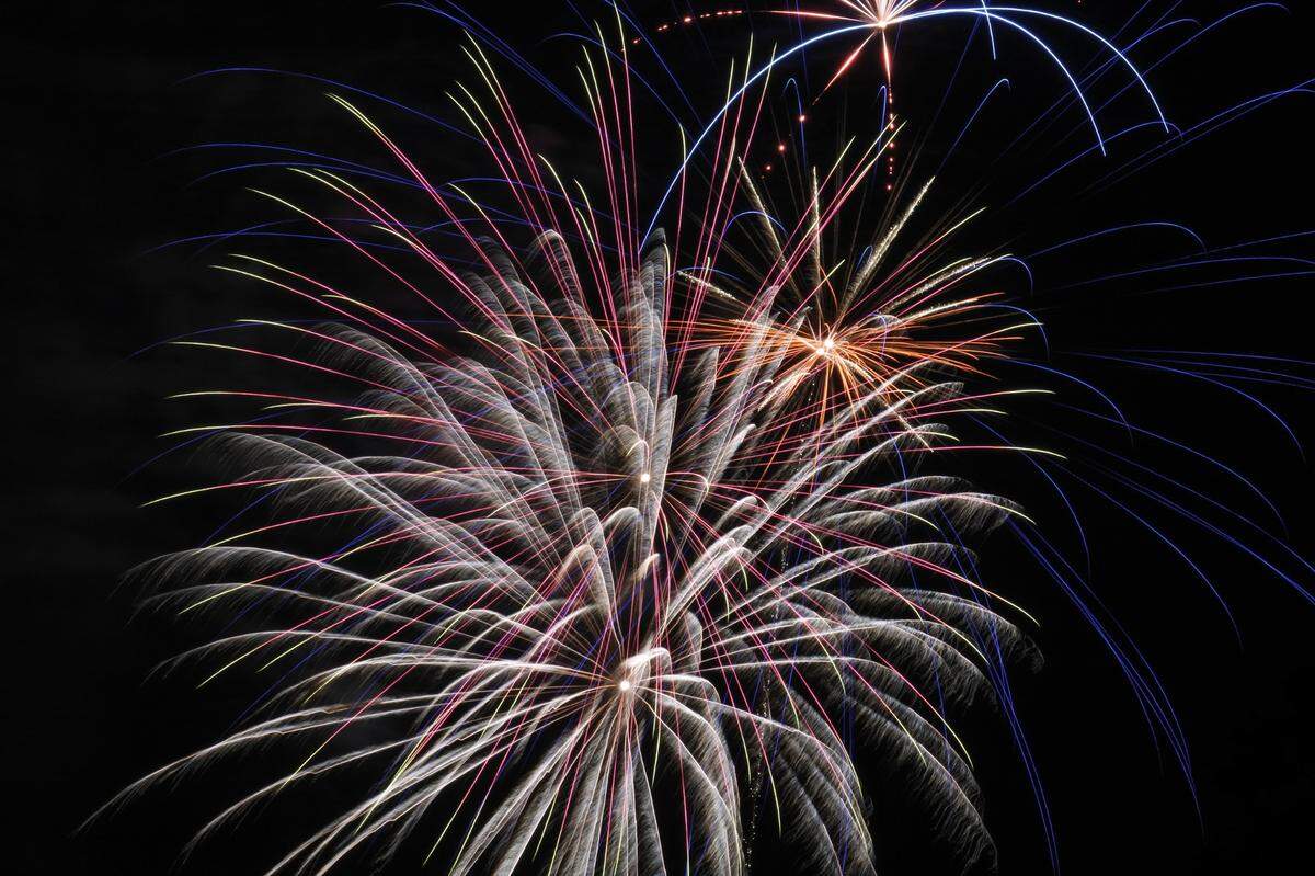 La celebración de la Independencia de Estados Unidos el 4 de julio incluye el lanzamiento de fuegos artificiales.