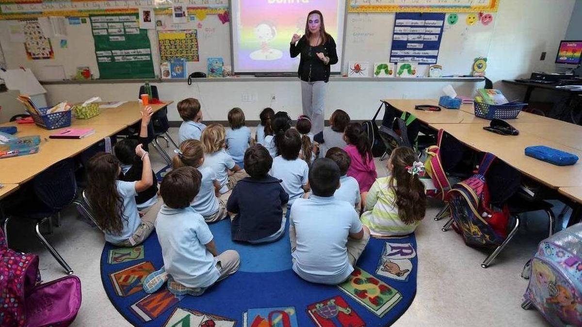 Una clase en la Escuela Aventura Waterways, que va del kinder al octavo grado.