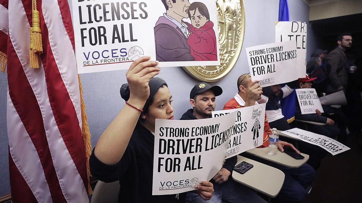 Manifestantes muestran su apoyo por la propuesta que permitiría a los inmigrantes sin un número de Seguro Social obtener una licencia de conducir, el 14 de marzo en Madison, Wisconsin. El cartel dice “Licencias para todos”.