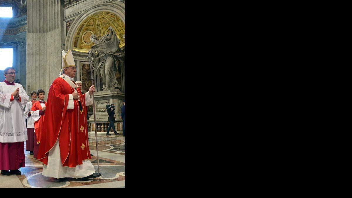 
El Papa Francisco (centro) oficia una misa en la Basílica de San Pedro, después que finalizó el Sínodo sobre la Familia en el Vaticano.
