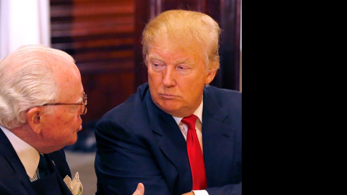 
El concejal de Chicago Edward Burke (izq.), habla con el candidato republicano Donald Trump, antes que éste hablara con los miembros del City Club prior el lunes.
