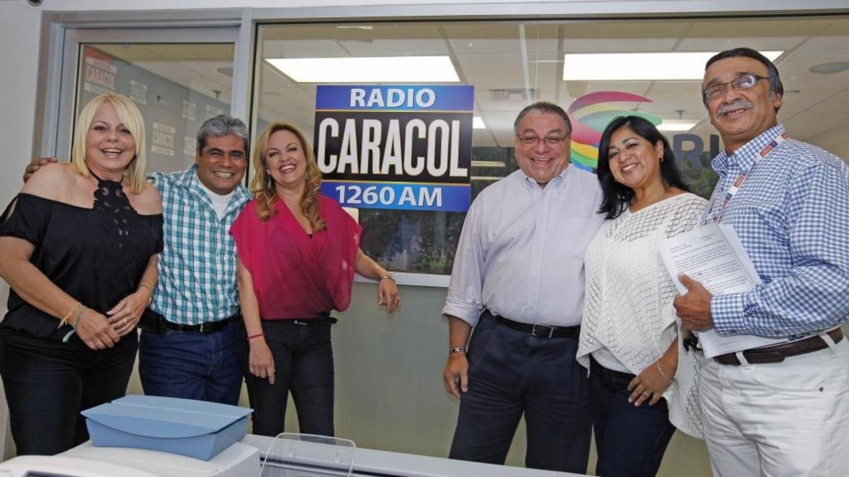 
De izq. a der.: Graciela Mori, Jairo Castro ‘Chocolate’, Marisol Correa, el director Carlos Catano, Oneyda Anturi, Napolitano y Eduardo ‘Flaco’ Vasquez, del programa ‘De regreso a casa’, que se trasmite por Radio Caracol, importante emisora AM de Miami.
