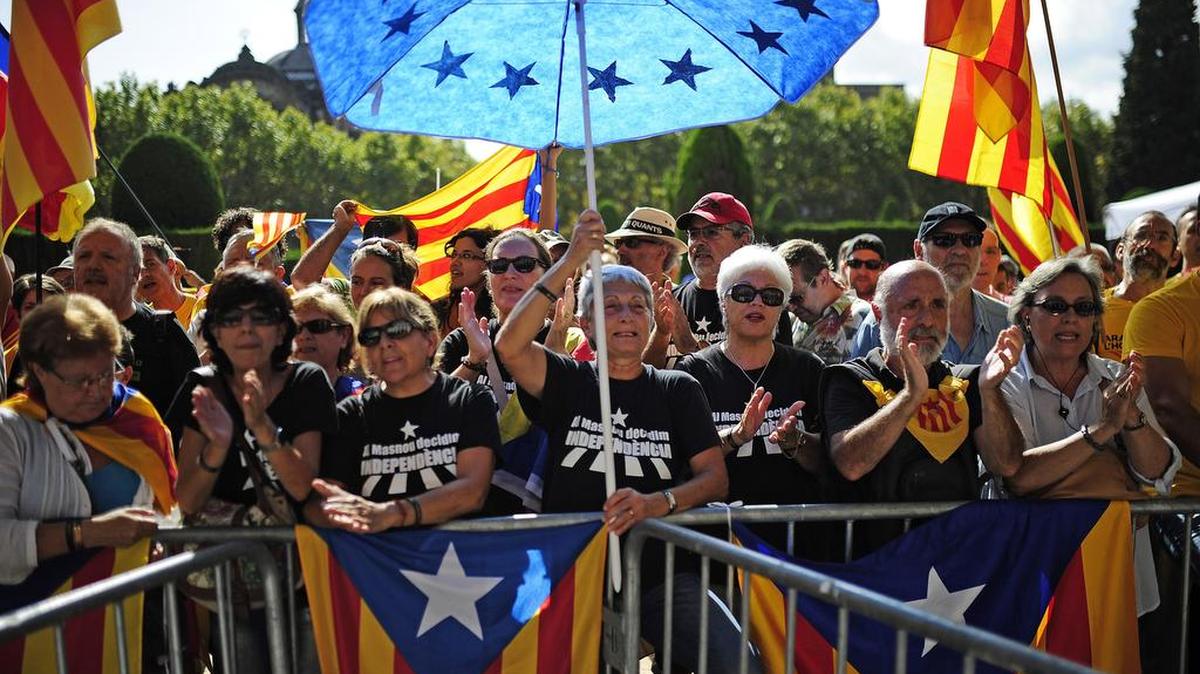 
Independistas realizan una manifestación frente al Parlamento de Barcelona, el año pasado.
