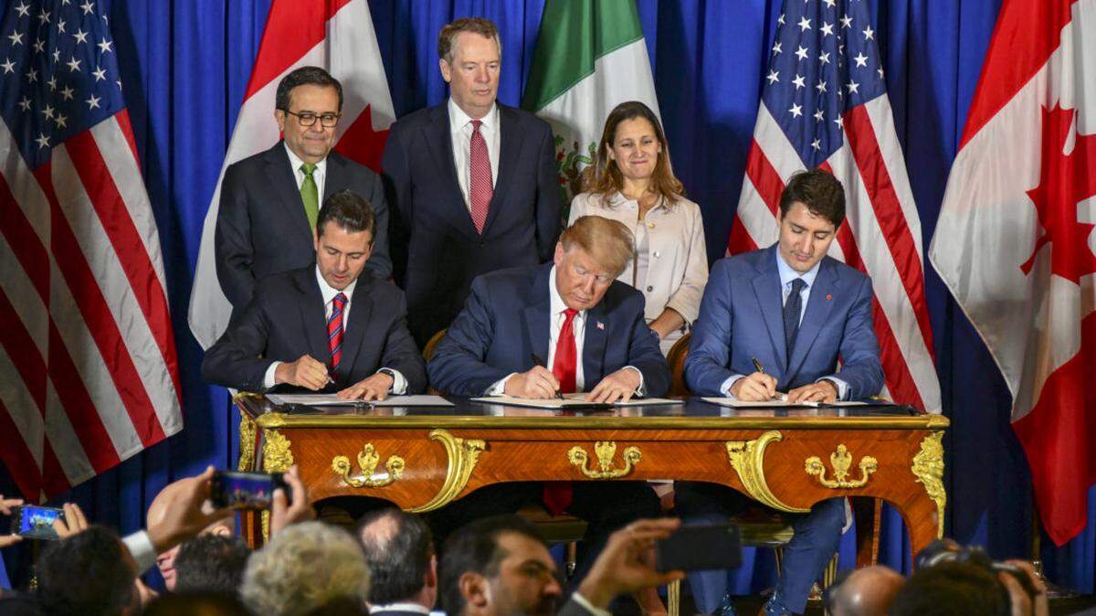 Los presidentes Enrique Peña Nieto (México, izq.) y Donald Trump (EEUU), y el primer ministro Justin Trudeau (Canadá), firman el Tratado Comercial entre México, Estados Unidos y Canadá (TMEC), el 30 de noviembre de 2018 en Buenos Aires, Argentina, durante la cumbre del G20.
