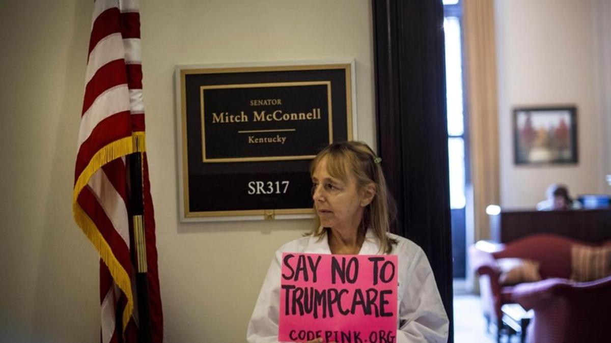Madea Benjamin, fundadora de CodePink, protesta en el Capitolio en Washington contra el plan de salud republicano.