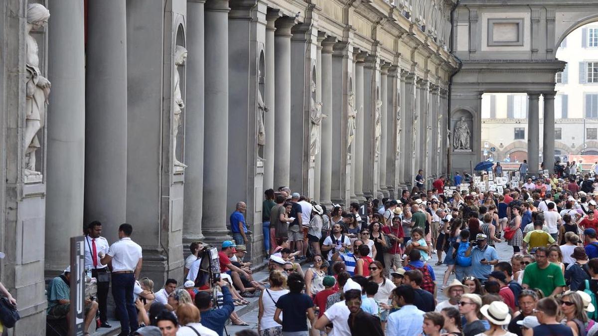 Decenas de turistas hacen fila para entrar a la Galería Uffizi en Florencia, Italia, el 4 de agosto del 2017.