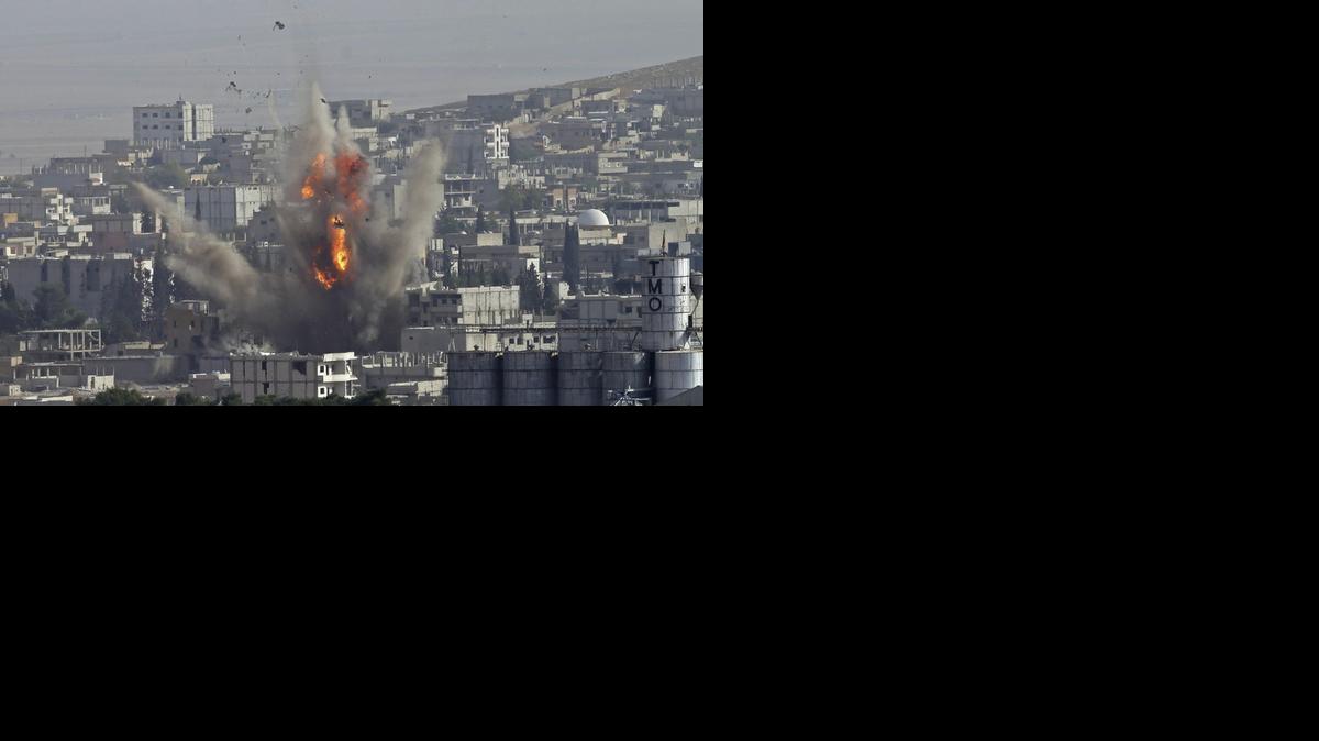 
Una explosión sacude un sector de la ciudad siria de Kobani, tras un ataque aéreo de la coalición liderada por Estados Unidos contra las tropas del Estado Islámico, el lunes pasado.
