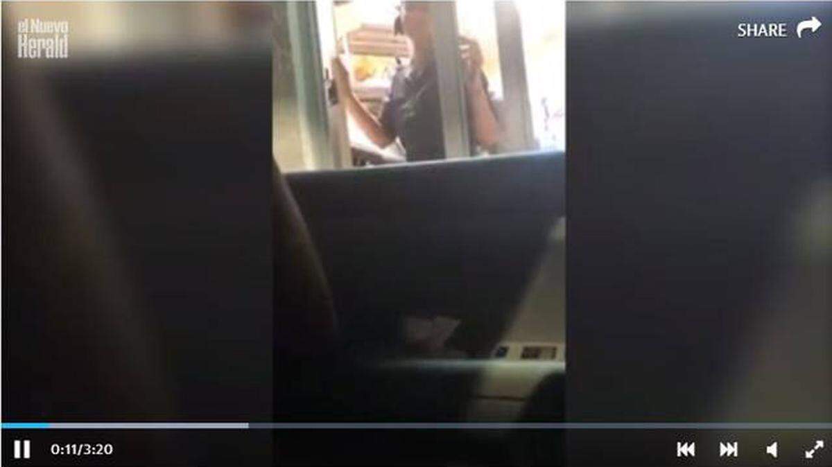 Imagen tomada de un video que muestra a una empleada de un Taco Bell en Hialeah que se negó a atender a una clienta que no hablaba español y le dijo que nadie en el restaurante hablaba inglés. La mujer publicó un video del incidente.