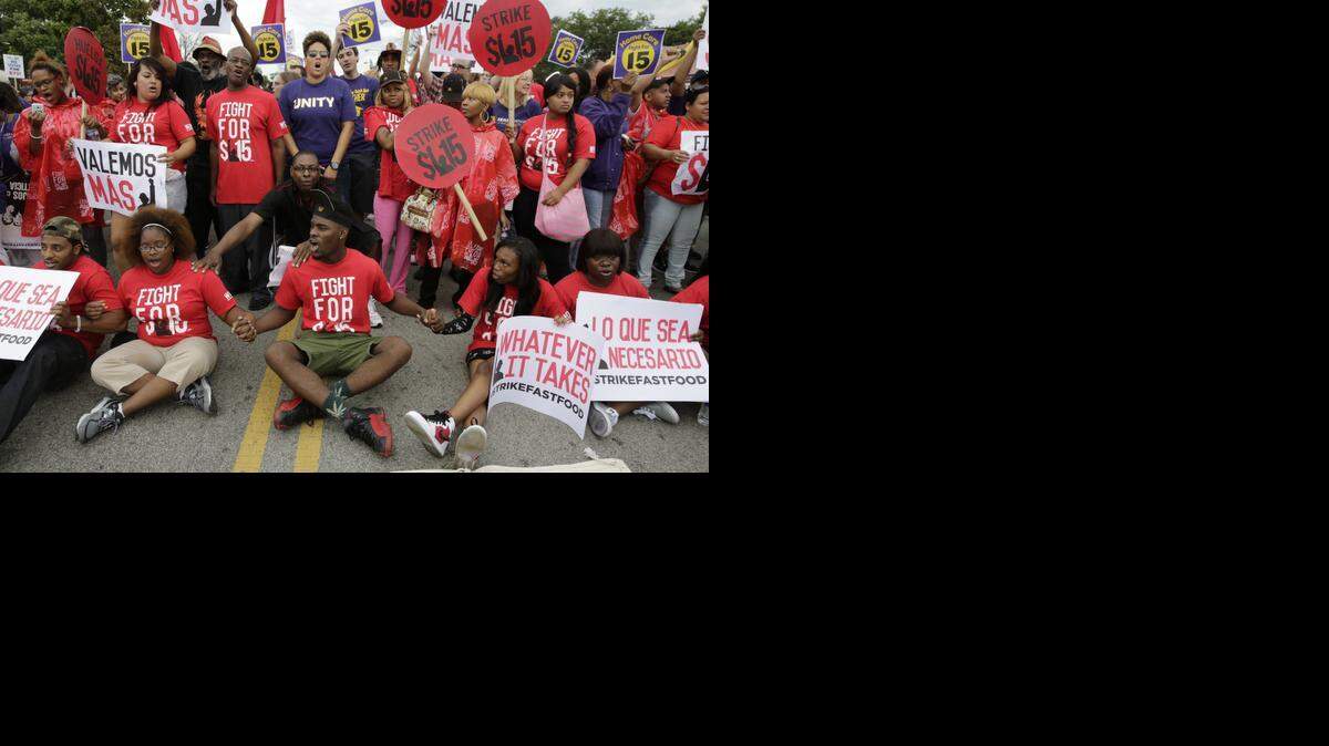 
Unos 300 empleados de restaurantes de comida rápida exigen un aumento salarial a $15 la hora en una manifestación en Chicago, el pasado septiembre.
