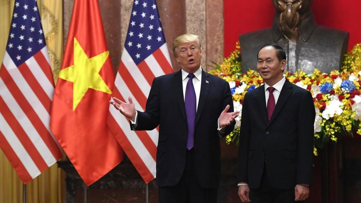 El presidente Donald Trump habla junto a su homólogo vietnamita, Tran Dai Quang, en el Palacio Presidencial de Hanoi, Vietnam, el 12 de noviembre del 2017.