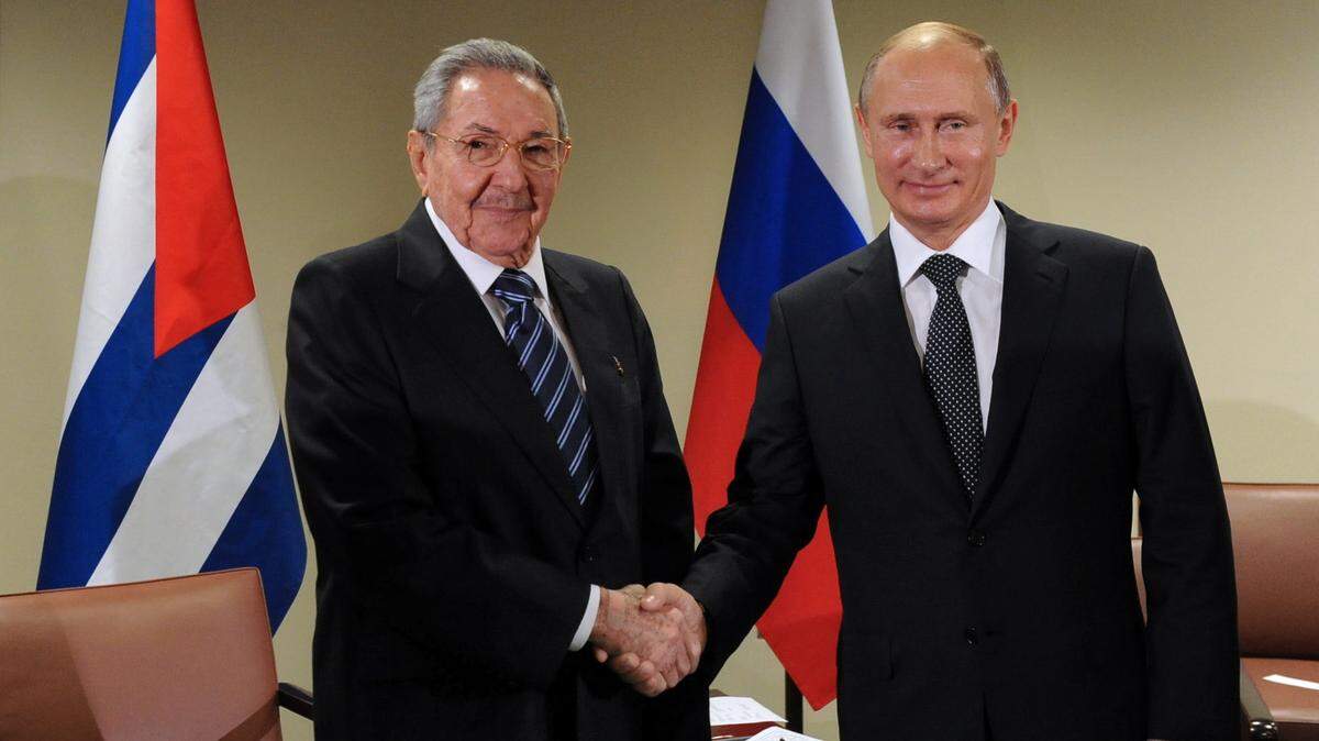 At one of his last public appearances in 2018, Raúl Castro, left, and Russian leader Vladimir Putin posed together at the United Nations General Assembly in New York.