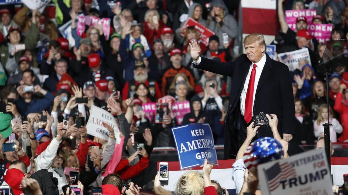 El presidente Donald Trump saluda a una multitud de seguidores en un mitin de campaña el 12 de octubre de 2018, en Ohio.