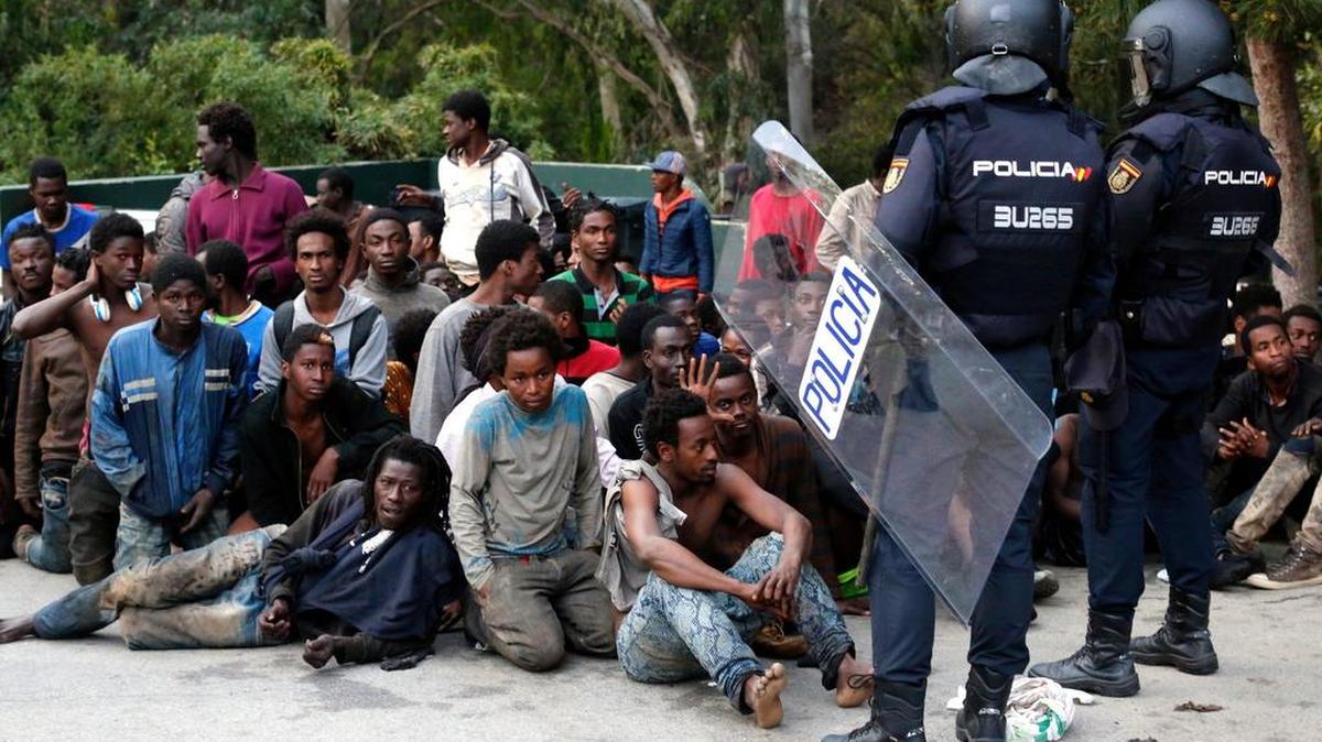 Inmigrantes del África subsahariana son detenidos por la policía española tras entrar en el enclave de Ceuta, el pasado febrero.