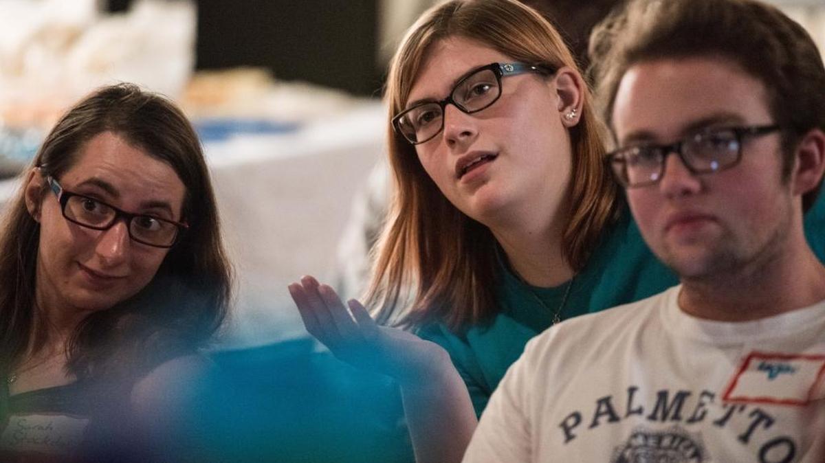 Jóvenes votantes ven el primer debate entre Hillary Clinton y Donald Trump en la sede de la campaña de Clinton en Carolina del Sur, el 26 de septiembre.
