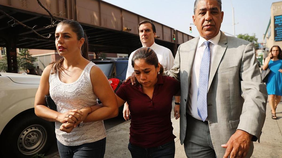 La inmigrante guatemalteca Yeni Maricela González García (centro) se dirige con la voluntaria Janey Pearl y el congresista demócrata por Nueva York Adriano Espaillat a visitar a sus hijos, retenidos en un centro de detención en Nueva York, el 3 de julio, después que los separaron de su madre tras cruzar la frontera. Pearl llevó a González García en auto desde Arizona hasta Nueva York para que se reuniera con sus hijos.