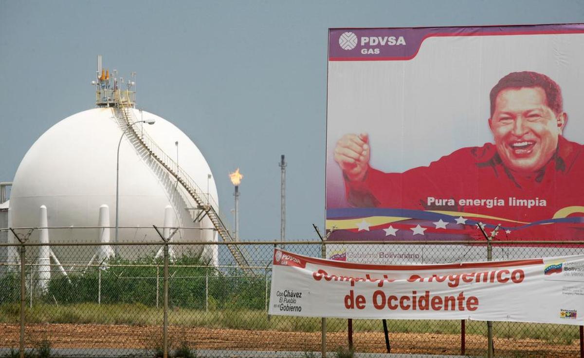Imagen de archivo de un cartel del fallecido presidente venezolano Hugo Chávez al lado de la planta de procesamiento de gas en el estado Anzoátegui.