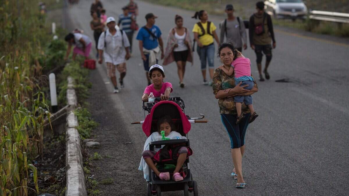 Inmigrantes centroamericanos caminando en caravana con el propósito de llegar a Estados Unidos, se dirigen a Pijijiapan, en el estado mexicano de Chiapas, el jueves 25 de octubre de 2018.