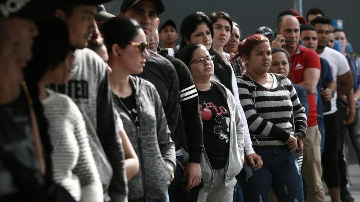 Migrantes cubanos aguardan en Ciudad Juárez para cruzar la frontera el 29 de abril de 2019 y pedir asilo en Estados Unidos.