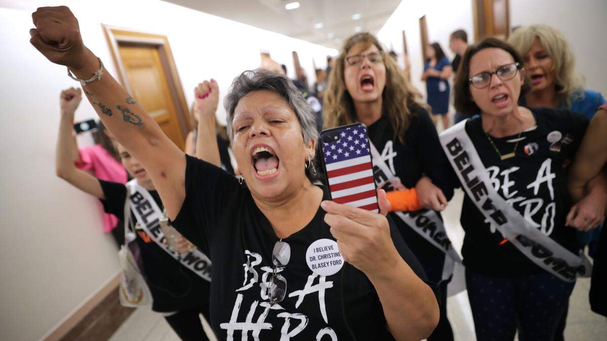Decenas de manifestantes protestan contra la nominación de Brett Kavanaugh a la Corte Suprema de Justicia, el miércoles frente a la oficina de la senadora Susan Collins en Washington DC.