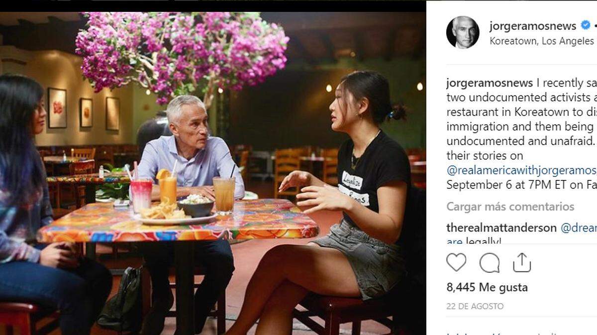 El periodista Jorge Ramos conversa con dos activistas indocumentadas en un restaurante mexicano en Koreatown, en Los Ángeles.  La entrevista forma parte del proyecto “Real America with Jorge Ramos” que se transmite por Facebook Watch.