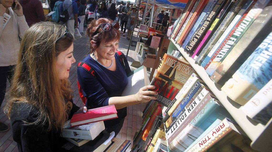 Irem Ulucevik (izq.) y Hulya Sezgin asisten a la Feria del Libro de Miami, el 18 de noviembre de 2016, en el Wolfson Campus del Miami Dade College.