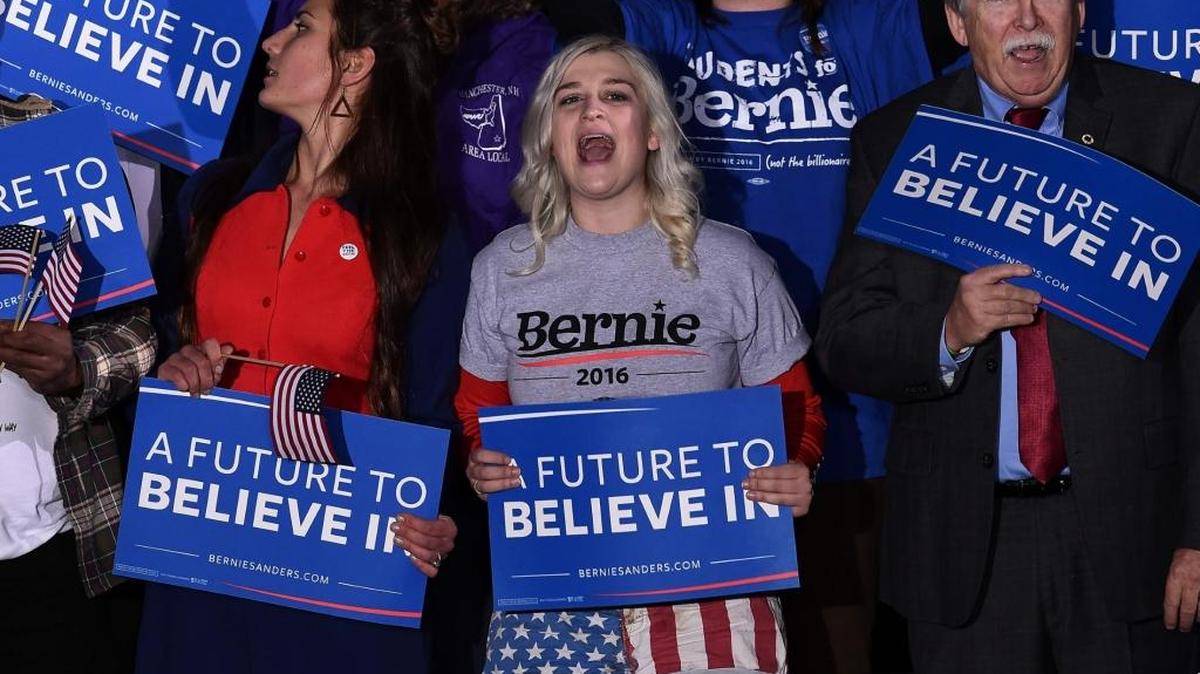 Partidarios del senador Bernie Sanders expresan su apoyo al candidato demócrata en Concord, New Hampshire, durante las primarias del martes pasado.