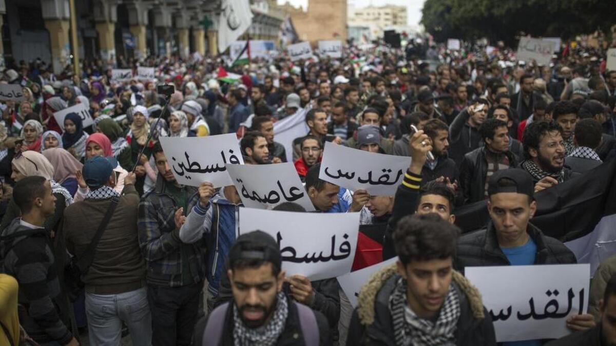 Una multitud en Rabat, Marruecos, protesta el 10 de diciembre contra la decisión del presidente Donald Trump de reconocer a Jerusalén como la capital de Israel.