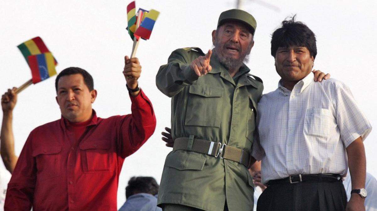 Los ex gobernantes de Venezuela, Hugo Chávez; de Cuba, Fidel Castro; y de Bolivia, Evo Morales, durante una manifestación gubernamental en La Habana, en una foto de archivo. 