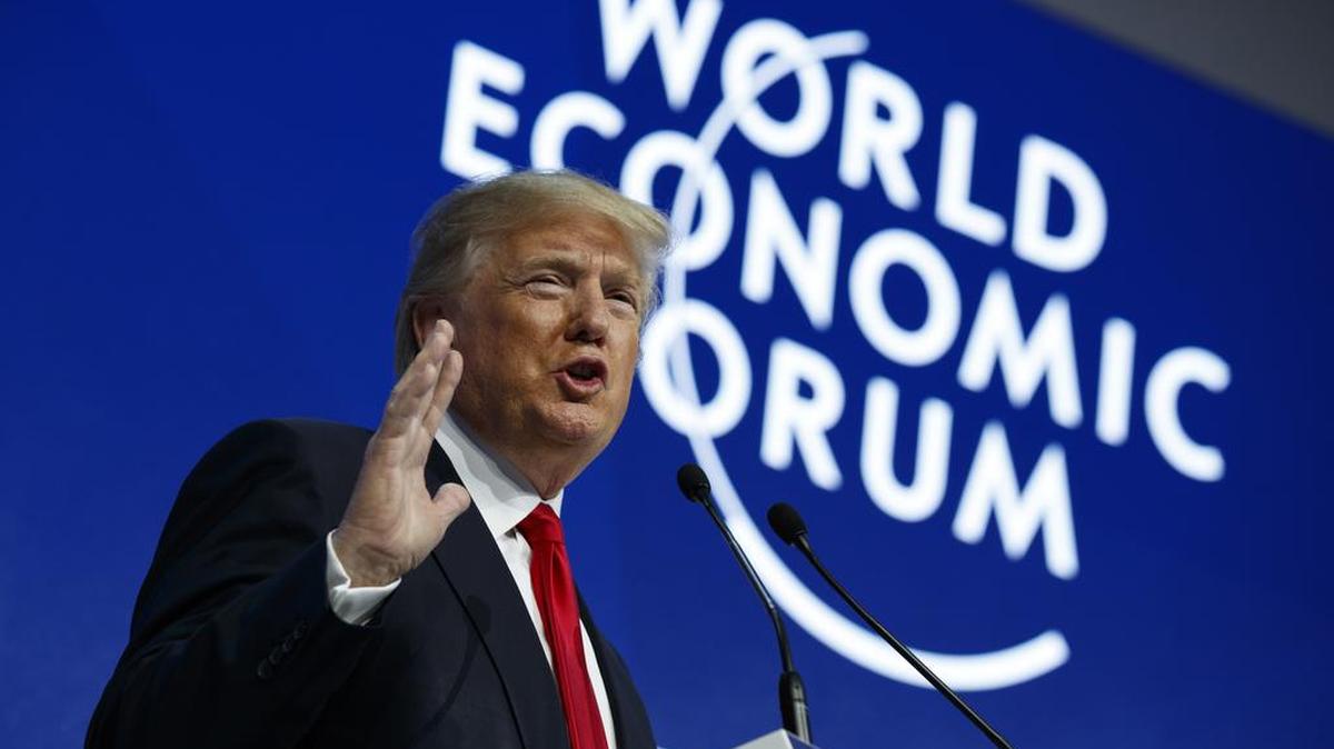 El presidente Donald Trump pronuncia un discurso en el Foro Económico Mundial en Davos, Suiza, el 26 de enero, con un enfoque nacionalista.