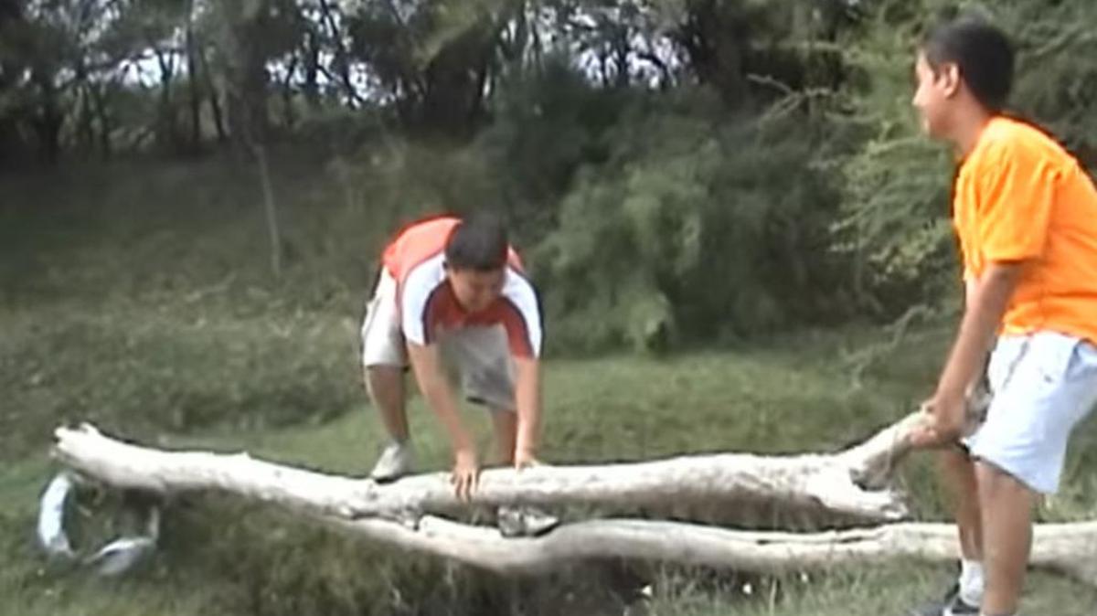 Imagen de “La caída de Edgar”, un video de 2006 considerado como uno de los primeros contenidos que se viralizó en América Latina. Su protagonista, Edgar Martínez, hoy día habla de cómo pudo superar el “bullying” que sufrió a raíz del video.