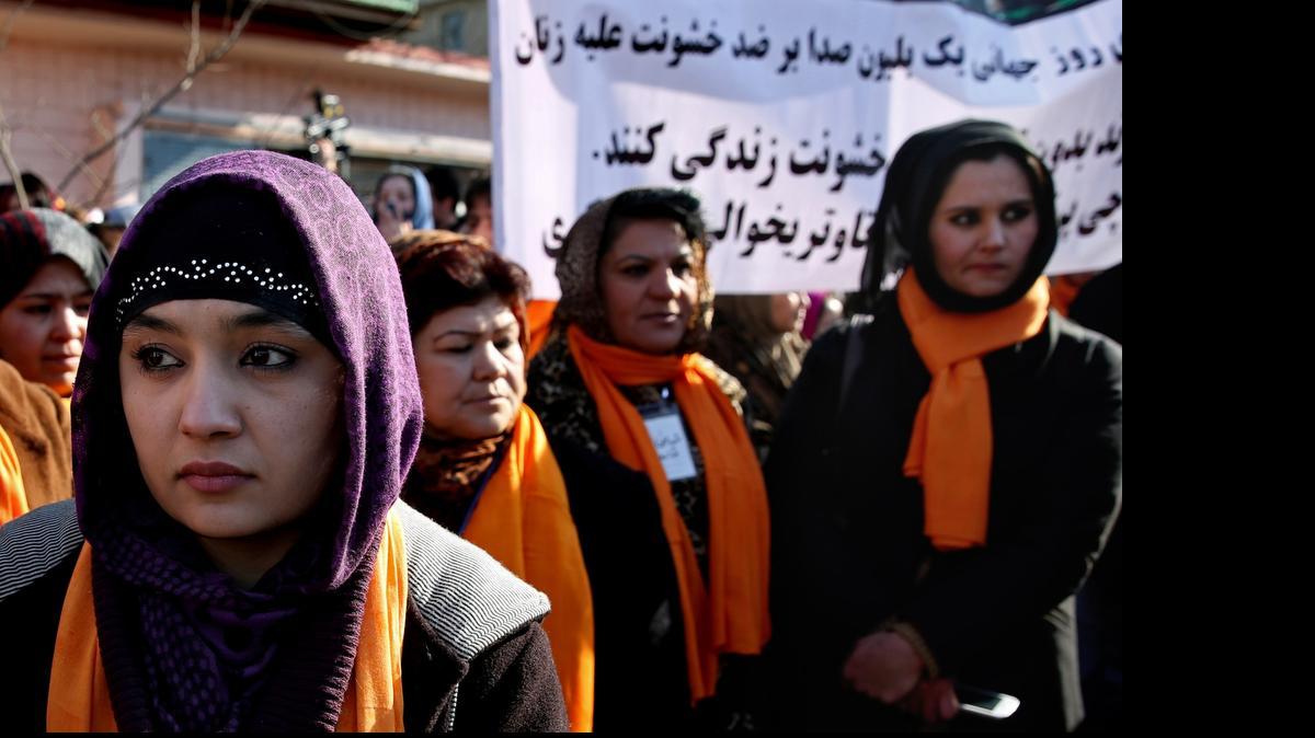 
Mujeres afganas participan en una manifestación contra la violencia doméstica en Kabul, el año pasado.
