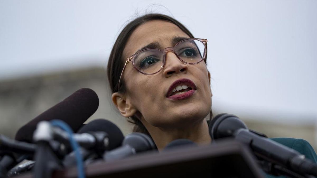 La congresista Alexandria Ocasio-Cortez, habla a la prensa en el Capitolio de Washington, el 7 de febrero de 2019. Ella aboga el Tratado Verde de $93,000 millones.