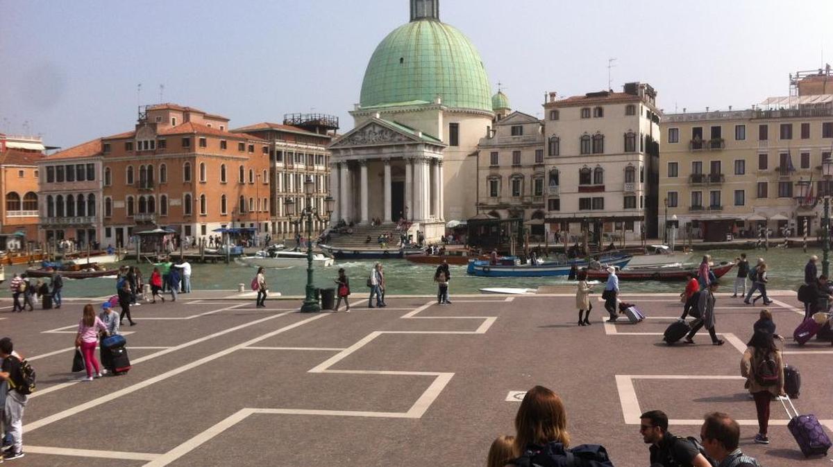 Vista del Gran Canal a la salida de la estación de trenes de Santa Lucía, en Venecia.