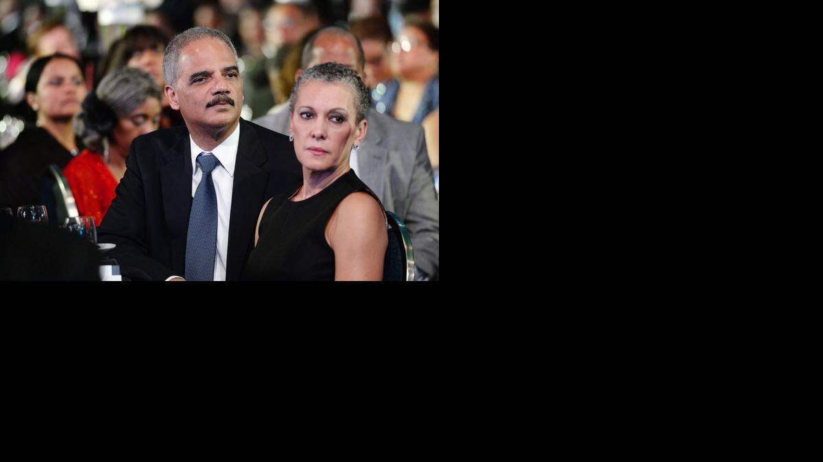 
El procurador general de los Estados Unidos, Eric Holder, con su esposa, Sharon Malone, asiste a una cena de gala en Washington. Holder renunció recientemente a su cargo.
