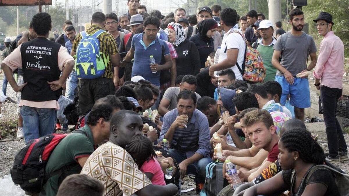 
Inmigrantes esperan su turno para cruzar la frontera entre Grecia y Macedonia el pasado 24 de agosto, en un azaroso viaje hacia el norte de Europa.
