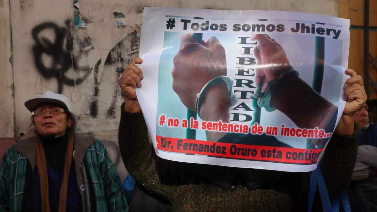 Centenares de activistas y profesionales en salud realizan una protesta con pancartas y globos blancos el 24 de septiembre, pidiendo la libertad del médico Jhiery Fernández, señalado por la justicia de cometer violación a un bebé, en La Paz.