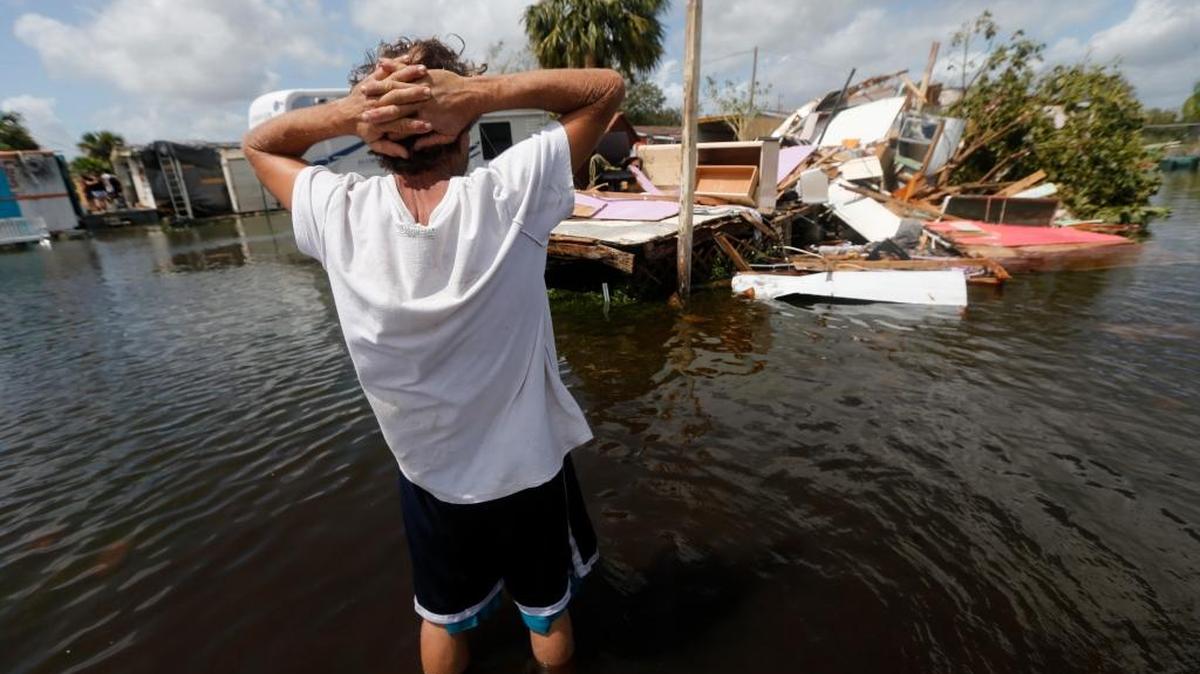 Larry Dimas observa su casa móvil destruida por el azote del huracán Irma en la localidad floridana de Immokalee, una de las más pobres del estado.