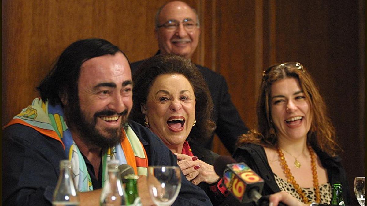 Luciano Pavarotti participa en una conferencia de prensa el 11 de abril de 2002 en el Intercontinental Hotel del downtown de Miami. Lo acompañan Judy Drucker, la soprano Annalisa Raspagliosi y Charlie Cinamon.